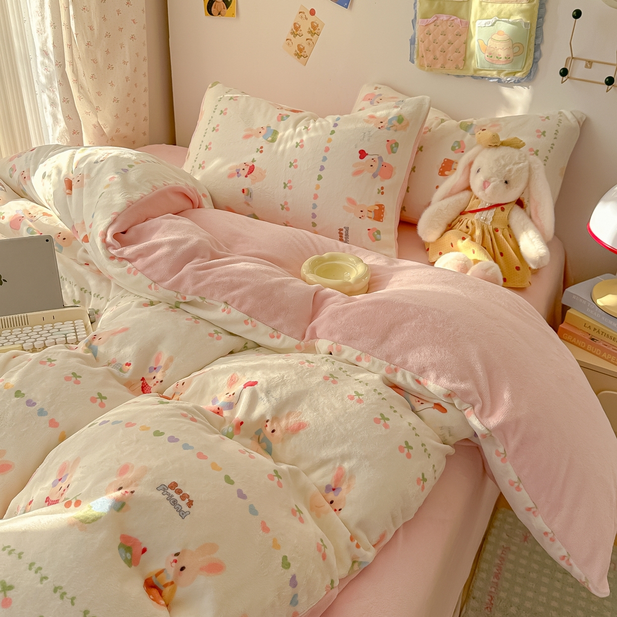 91家纺网 家纺一手货源 找家纺 韩巢家纺 2025新款高克重牛奶绒四件套冬季绒床品被套床单三件套 小兔派对