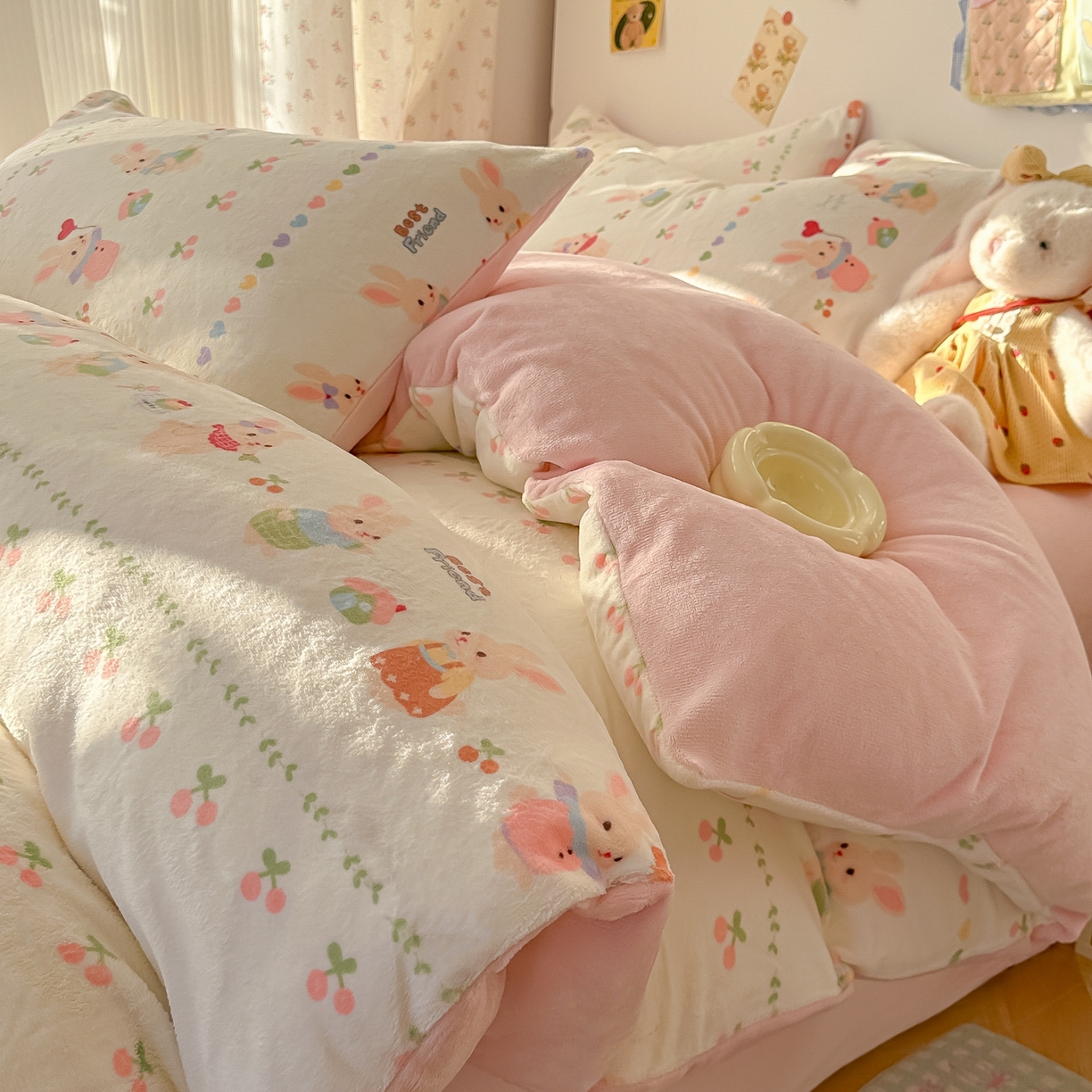 91家纺网 家纺一手货源 找家纺 韩巢家纺 2025新款高克重牛奶绒四件套冬季绒床品被套床单三件套 小兔派对