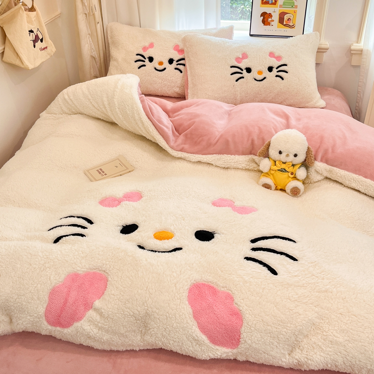 91家纺网 家纺一手货源 找家纺 乐坊 2025新款大阪羊羔绒牛奶绒卡通四件套冬季加厚保暖 可爱猫咪-白粉