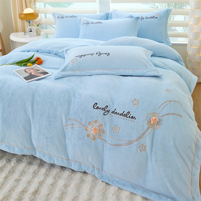 91家纺网 家纺一手货源 找家纺 （总）畅畅家纺 2025新款宽边加厚9斤加厚300克全消光超柔牛奶绒宽边刺绣手工订花绣花工艺四件套末花系列