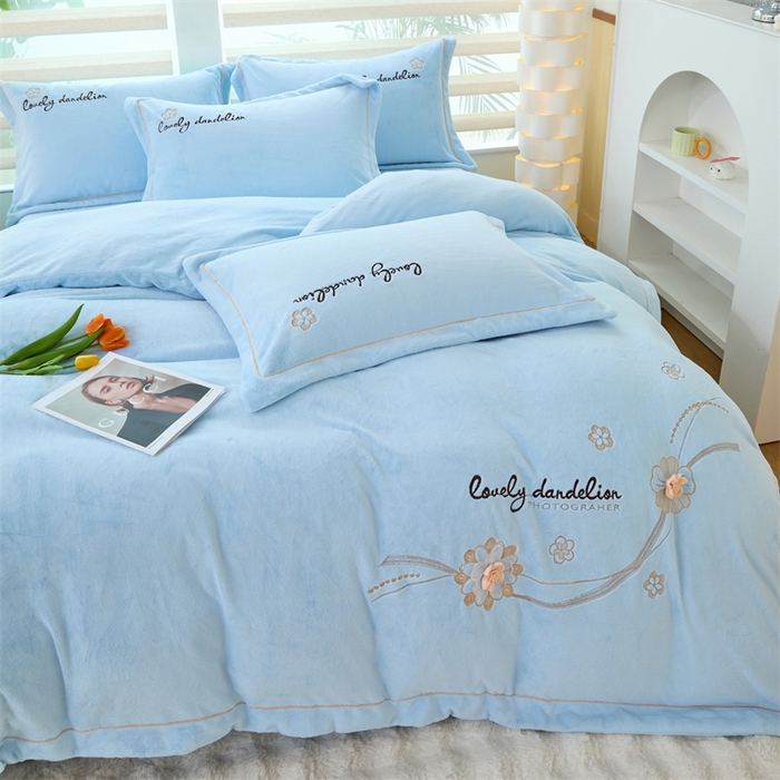 91家纺网 家纺一手货源 找家纺 （总）畅畅家纺 2025新款宽边加厚9斤加厚300克全消光超柔牛奶绒宽边刺绣手工订花绣花工艺四件套末花系列