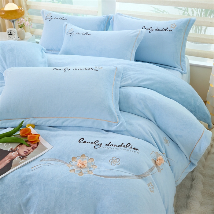 91家纺网 家纺一手货源 找家纺 （总）畅畅家纺 2025新款宽边加厚9斤加厚300克全消光超柔牛奶绒宽边刺绣手工订花绣花工艺四件套末花系列