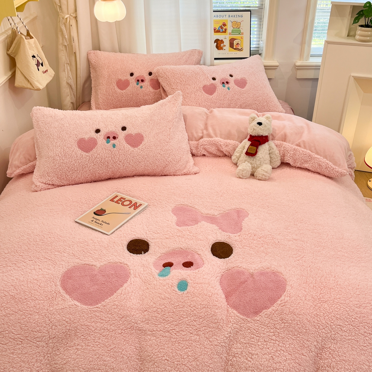 91家纺网 家纺一手货源 找家纺 乐坊 2025新款大阪羊羔绒牛奶绒卡通四件套冬季加厚保暖 爱心猪猪-粉