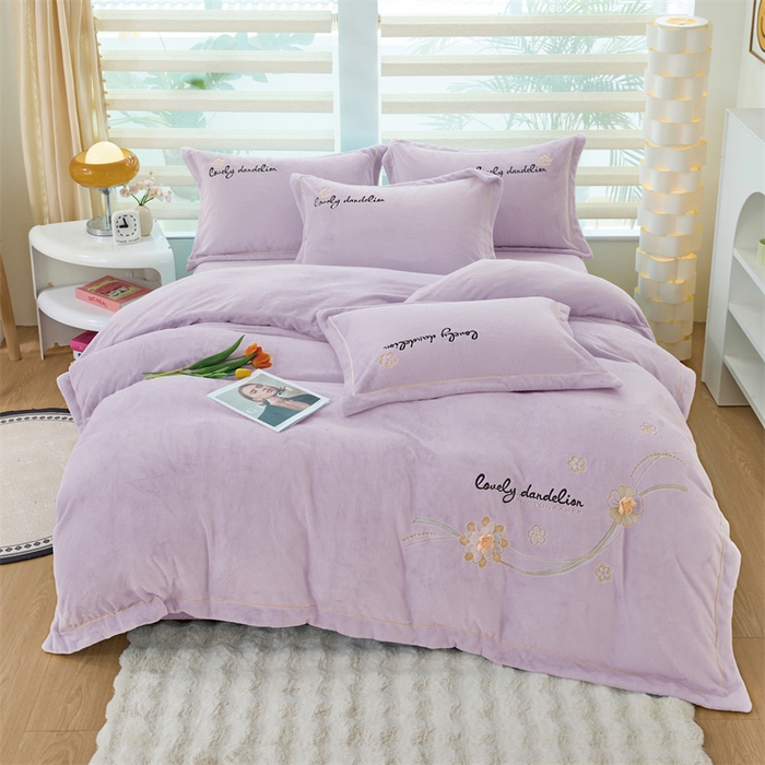 91家纺网 家纺一手货源 找家纺 （总）畅畅家纺 2025新款宽边加厚9斤加厚300克全消光超柔牛奶绒宽边刺绣手工订花绣花工艺四件套末花系列