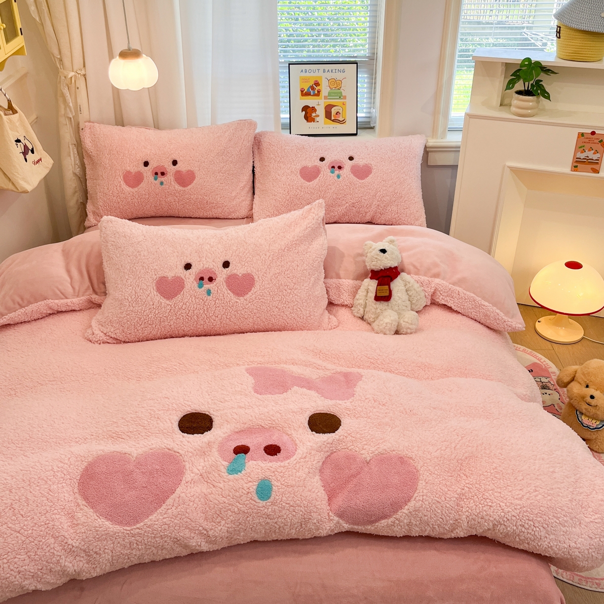 91家纺网 家纺一手货源 找家纺 乐坊 2025新款大阪羊羔绒牛奶绒卡通四件套冬季加厚保暖 爱心猪猪-粉