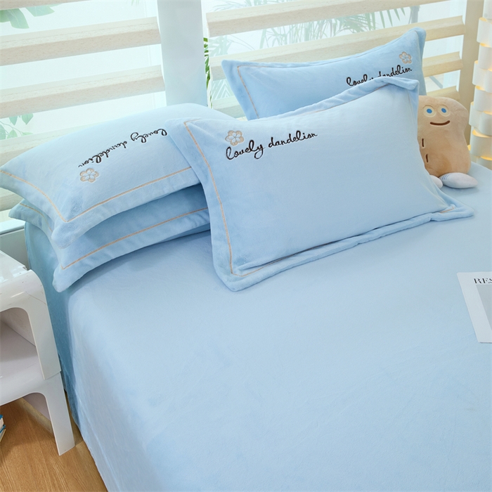 91家纺网 家纺一手货源 找家纺 畅畅家纺 2025新款宽边加厚9斤加厚300克全消光超柔牛奶绒宽边刺绣手工订花绣花工艺四件套末花系列 末花-天空蓝