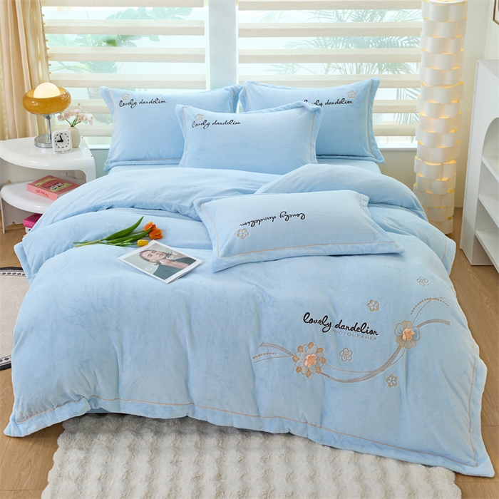 91家纺网 家纺一手货源 找家纺 畅畅家纺 2025新款宽边加厚9斤加厚300克全消光超柔牛奶绒宽边刺绣手工订花绣花工艺四件套末花系列 末花-天空蓝