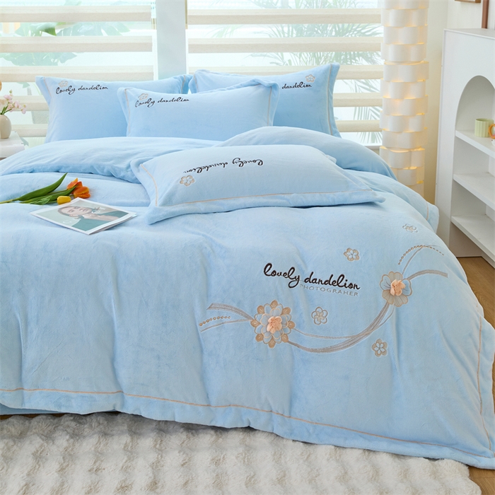 91家纺网 家纺一手货源 找家纺 畅畅家纺 2025新款宽边加厚9斤加厚300克全消光超柔牛奶绒宽边刺绣手工订花绣花工艺四件套末花系列 末花-天空蓝