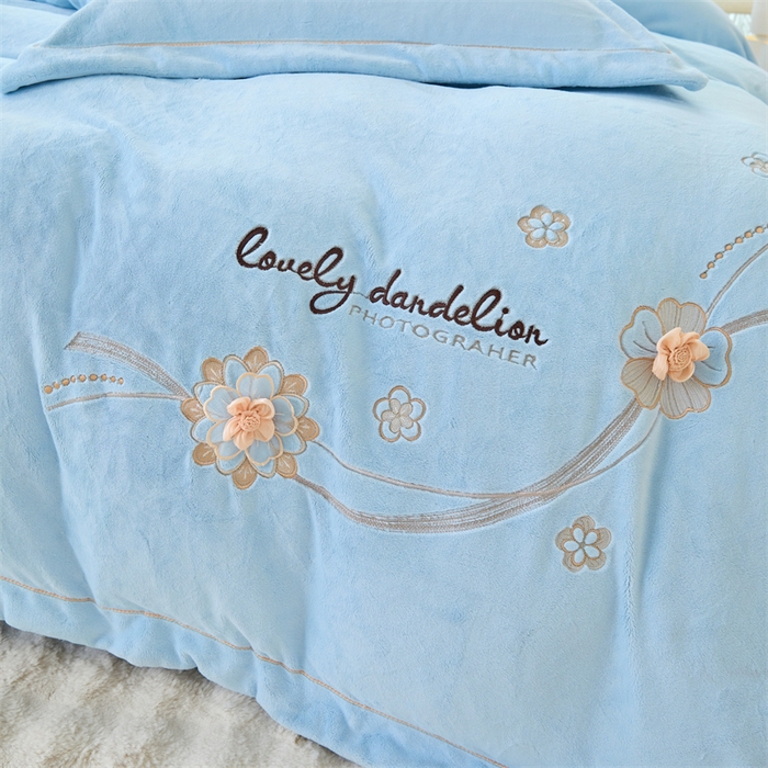 91家纺网 家纺一手货源 找家纺 畅畅家纺 2025新款宽边加厚9斤加厚300克全消光超柔牛奶绒宽边刺绣手工订花绣花工艺四件套末花系列 末花-天空蓝