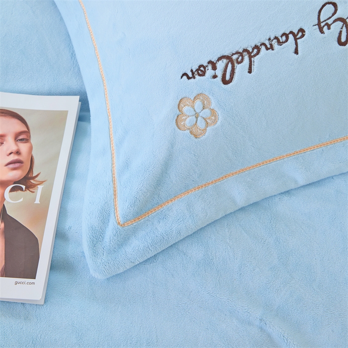 91家纺网 家纺一手货源 找家纺 畅畅家纺 2025新款宽边加厚9斤加厚300克全消光超柔牛奶绒宽边刺绣手工订花绣花工艺四件套末花系列 末花-天空蓝