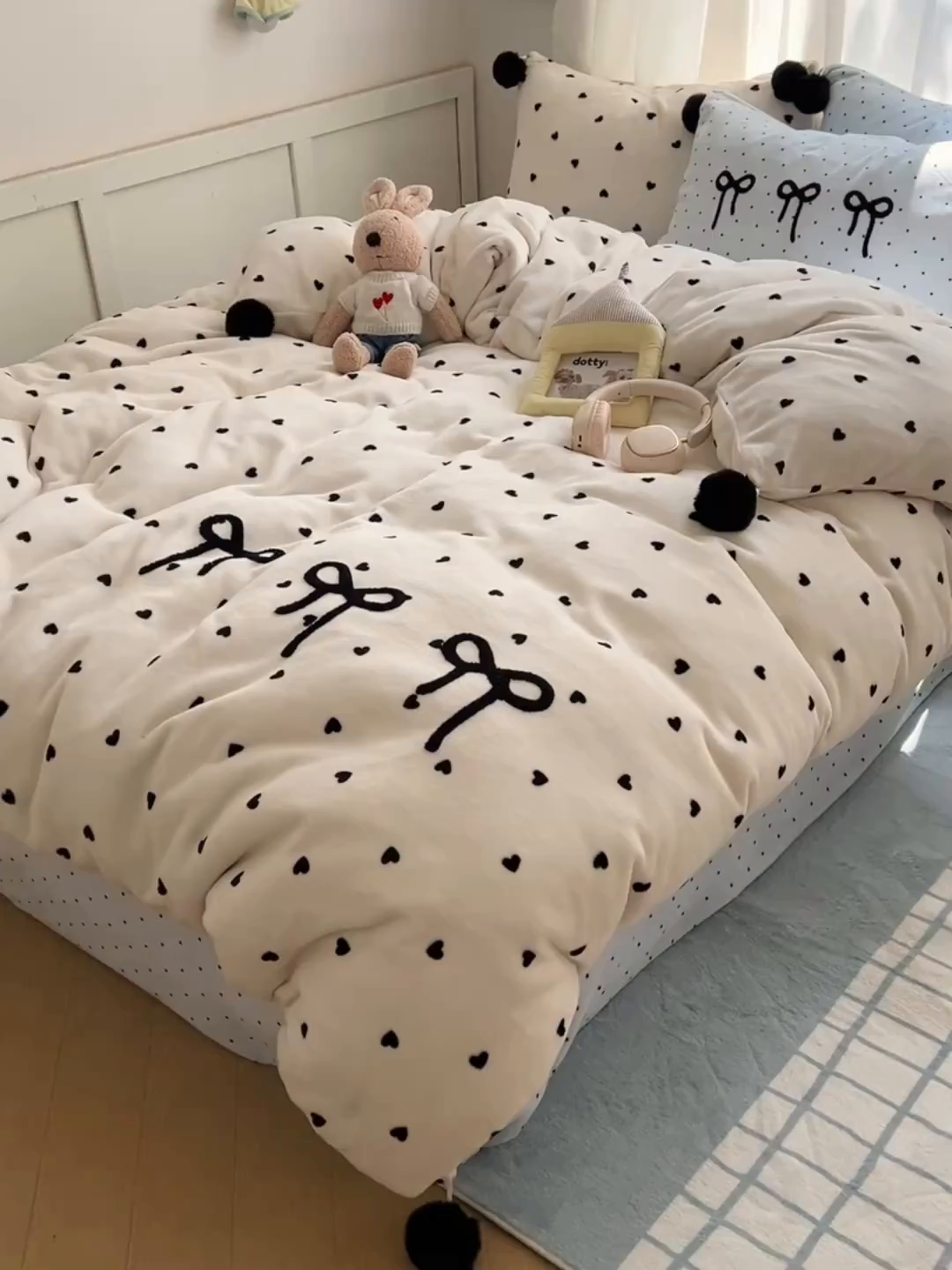 91家纺网 家纺一手货源 找家纺 （总）桃子家居 2025新款insA类少女甜心毛球混搭工艺蝴蝶结刺绣毛巾绣印花加厚牛奶绒四件套