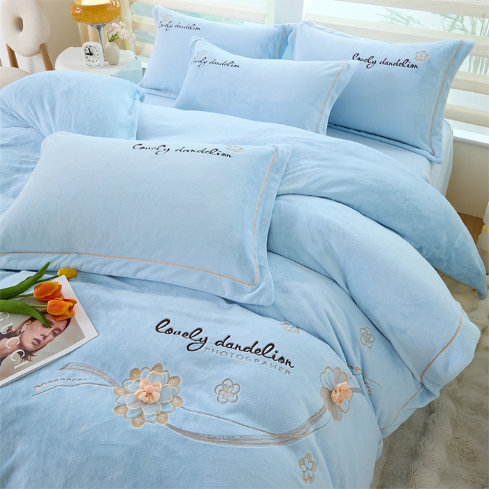 91家纺网 家纺一手货源 找家纺 畅畅家纺 2025新款宽边加厚9斤加厚300克全消光超柔牛奶绒宽边刺绣手工订花绣花工艺四件套末花系列 末花-天空蓝