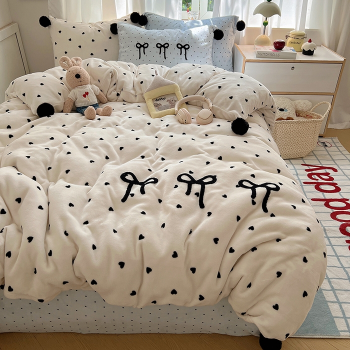 91家纺网 家纺一手货源 找家纺 （总）桃子家居 2025新款insA类少女甜心毛球混搭工艺蝴蝶结刺绣毛巾绣印花加厚牛奶绒四件套