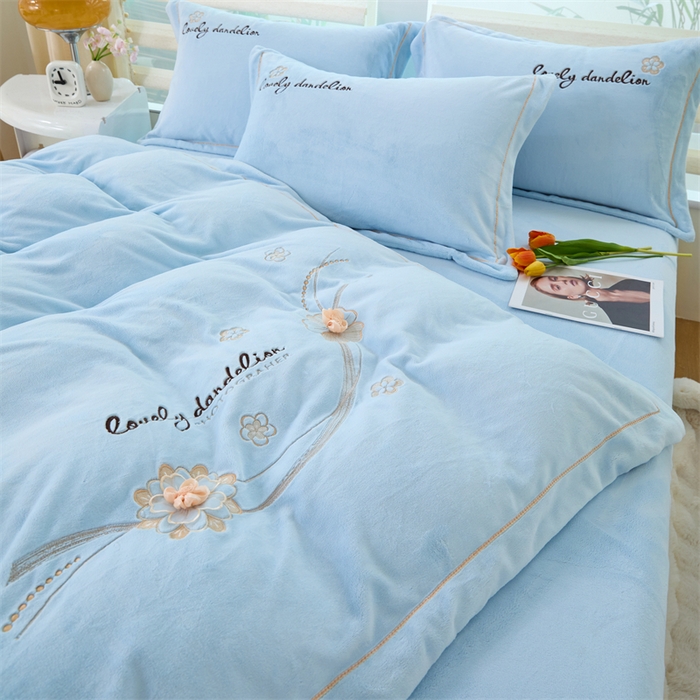 91家纺网 家纺一手货源 找家纺 畅畅家纺 2025新款宽边加厚9斤加厚300克全消光超柔牛奶绒宽边刺绣手工订花绣花工艺四件套末花系列 末花-天空蓝