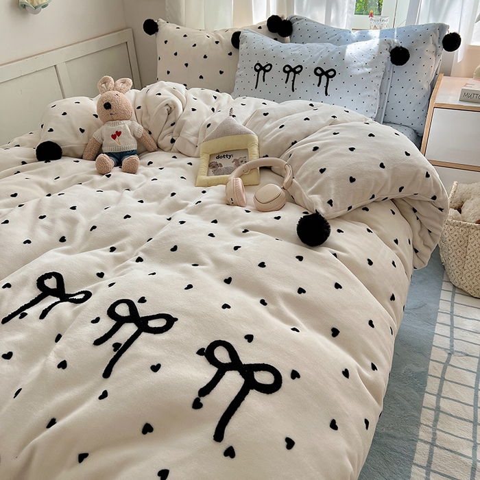 91家纺网 家纺一手货源 找家纺 （总）桃子家居 2025新款insA类少女甜心毛球混搭工艺蝴蝶结刺绣毛巾绣印花加厚牛奶绒四件套