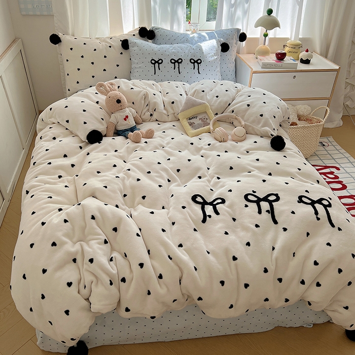 91家纺网 家纺一手货源 找家纺 （总）桃子家居 2025新款insA类少女甜心毛球混搭工艺蝴蝶结刺绣毛巾绣印花加厚牛奶绒四件套