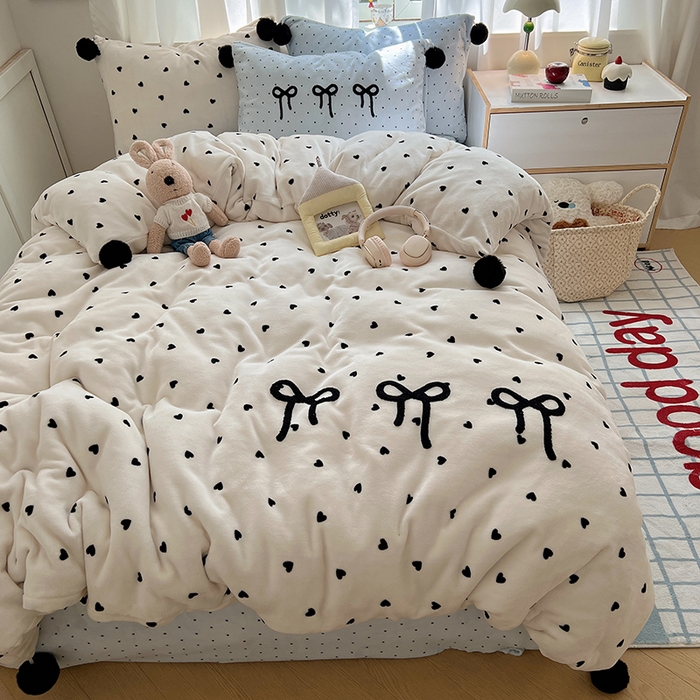 91家纺网 家纺一手货源 找家纺 （总）桃子家居 2025新款insA类少女甜心毛球混搭工艺蝴蝶结刺绣毛巾绣印花加厚牛奶绒四件套