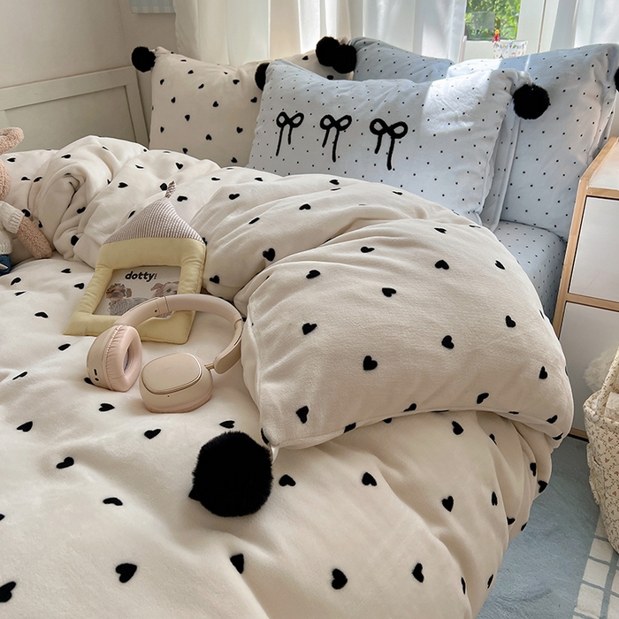 91家纺网 家纺一手货源 找家纺 （总）桃子家居 2025新款insA类少女甜心毛球混搭工艺蝴蝶结刺绣毛巾绣印花加厚牛奶绒四件套