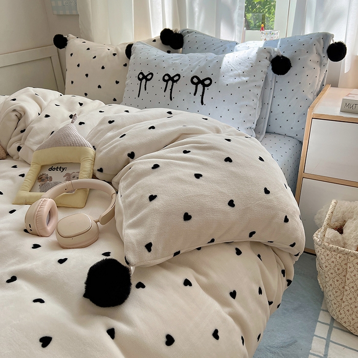 91家纺网 家纺一手货源 找家纺 （总）桃子家居 2025新款insA类少女甜心毛球混搭工艺蝴蝶结刺绣毛巾绣印花加厚牛奶绒四件套