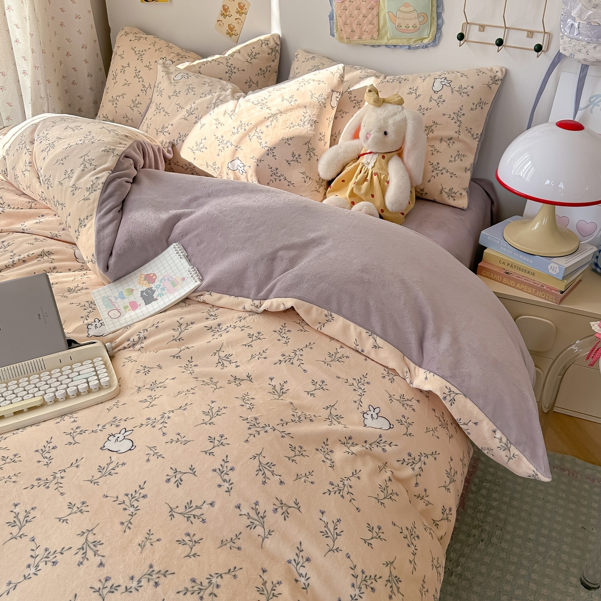 91家纺网 家纺一手货源 找家纺 韩巢家纺 2025新款高克重牛奶绒四件套冬季绒床品被套床单三件套 枝枝兔