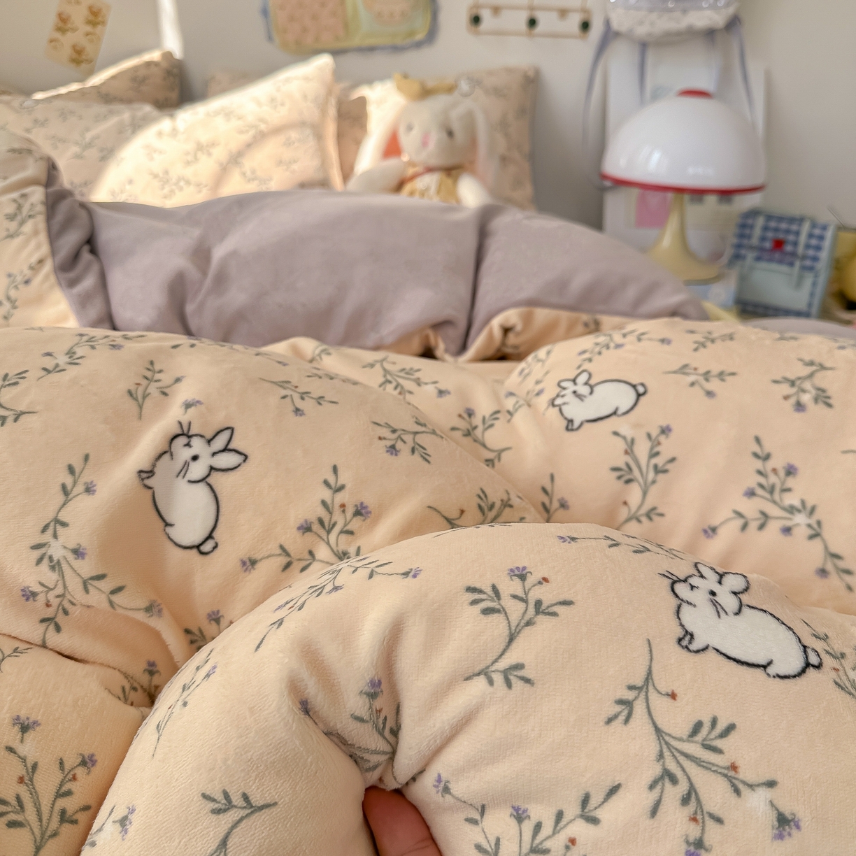 91家纺网 家纺一手货源 找家纺 韩巢家纺 2025新款高克重牛奶绒四件套冬季绒床品被套床单三件套 枝枝兔