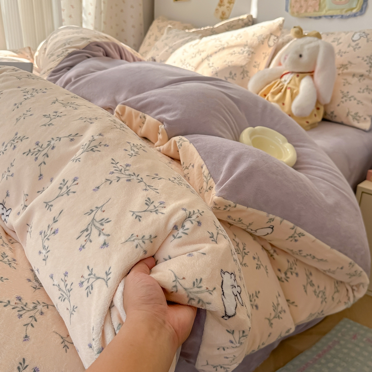 91家纺网 家纺一手货源 找家纺 韩巢家纺 2025新款高克重牛奶绒四件套冬季绒床品被套床单三件套 枝枝兔