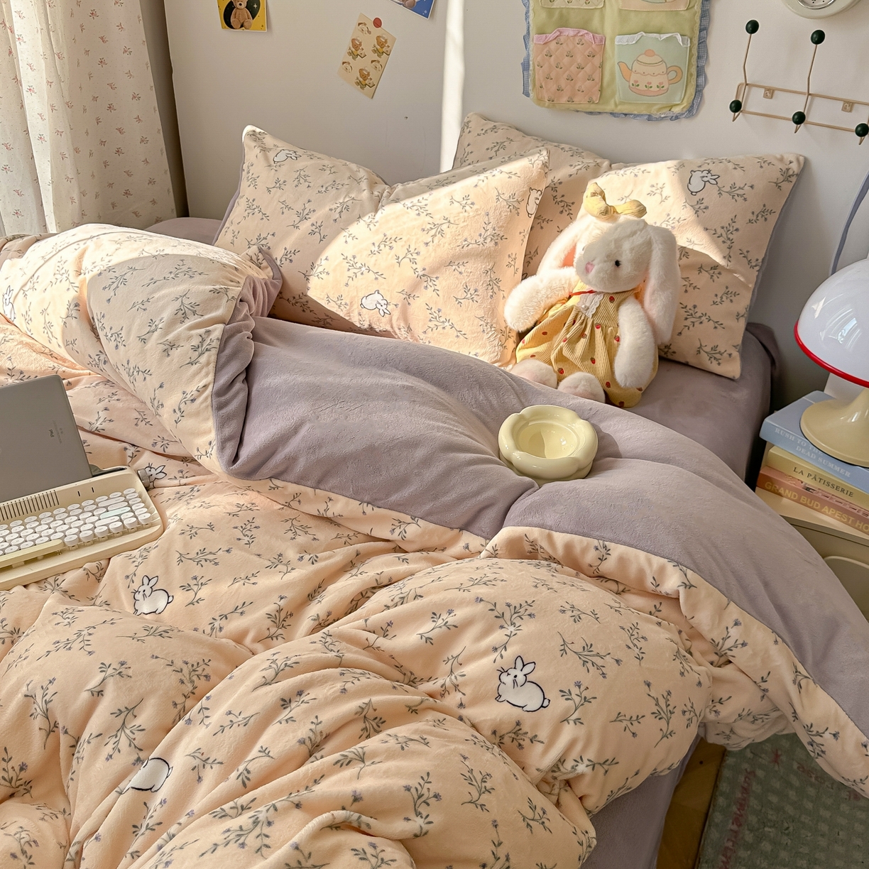 91家纺网 家纺一手货源 找家纺 韩巢家纺 2025新款高克重牛奶绒四件套冬季绒床品被套床单三件套 枝枝兔