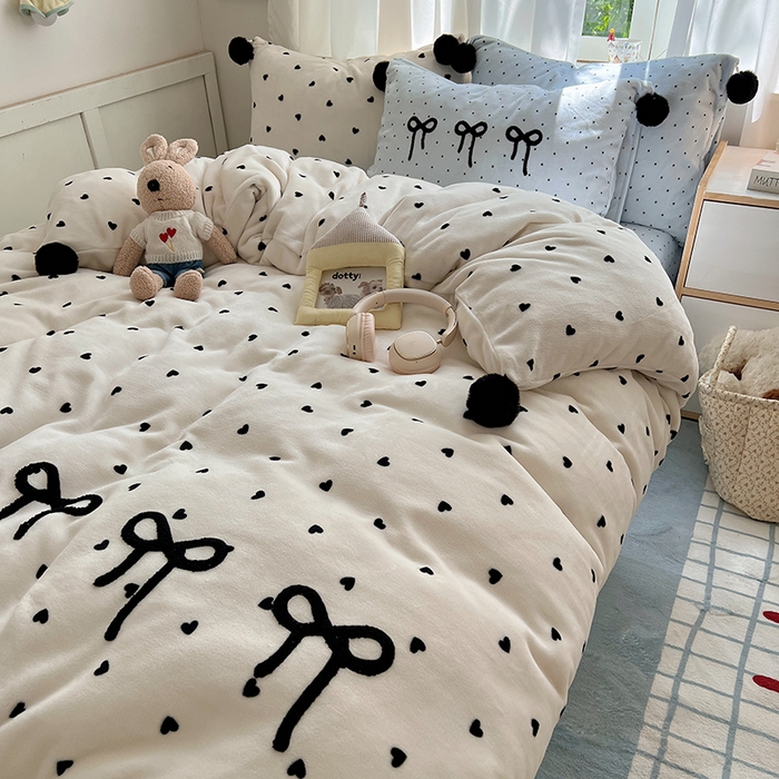 91家纺网 家纺一手货源 找家纺 （总）桃子家居 2025新款insA类少女甜心毛球混搭工艺蝴蝶结刺绣毛巾绣印花加厚牛奶绒四件套