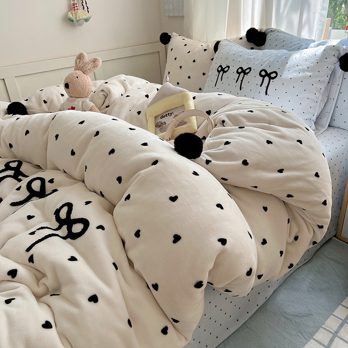 91家纺网 家纺一手货源 找家纺 （总）桃子家居 2025新款insA类少女甜心毛球混搭工艺蝴蝶结刺绣毛巾绣印花加厚牛奶绒四件套