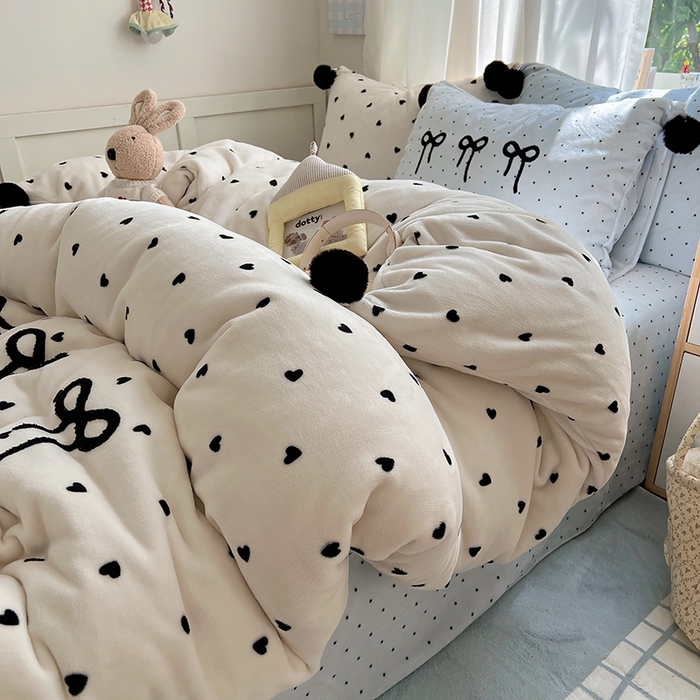 91家纺网 家纺一手货源 找家纺 （总）桃子家居 2025新款insA类少女甜心毛球混搭工艺蝴蝶结刺绣毛巾绣印花加厚牛奶绒四件套