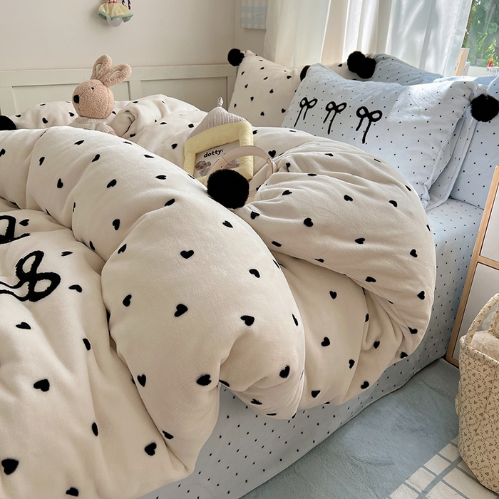 91家纺网 家纺一手货源 找家纺 （总）桃子家居 2025新款insA类少女甜心毛球混搭工艺蝴蝶结刺绣毛巾绣印花加厚牛奶绒四件套