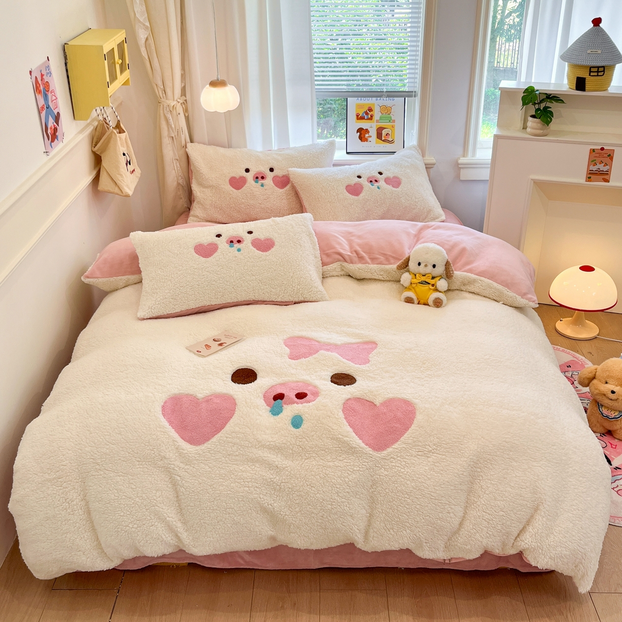 91家纺网 家纺一手货源 找家纺 乐坊 2025新款大阪羊羔绒牛奶绒卡通四件套冬季加厚保暖 爱心猪猪-白粉