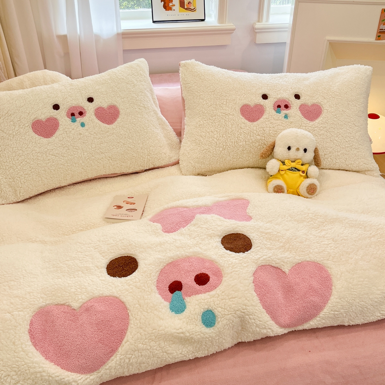 91家纺网 家纺一手货源 找家纺 乐坊 2025新款大阪羊羔绒牛奶绒卡通四件套冬季加厚保暖 爱心猪猪-白粉