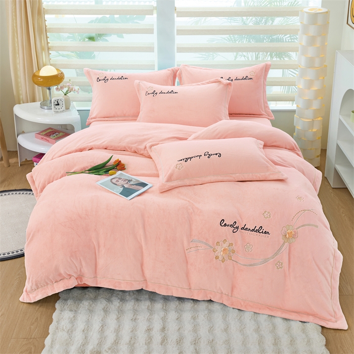 畅畅家纺 2025新款宽边加厚9斤加厚300克全消光超柔牛奶绒宽边刺绣手工订花绣花工艺四件套末花系列 末花-浅粉