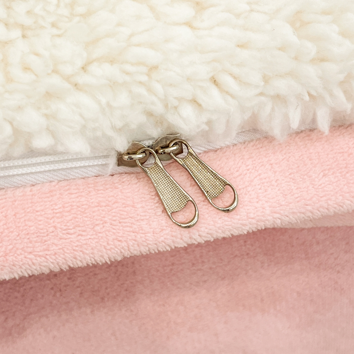 91家纺网 家纺一手货源 找家纺 乐坊 2025新款大阪羊羔绒牛奶绒卡通四件套冬季加厚保暖 爱心猪猪-白粉