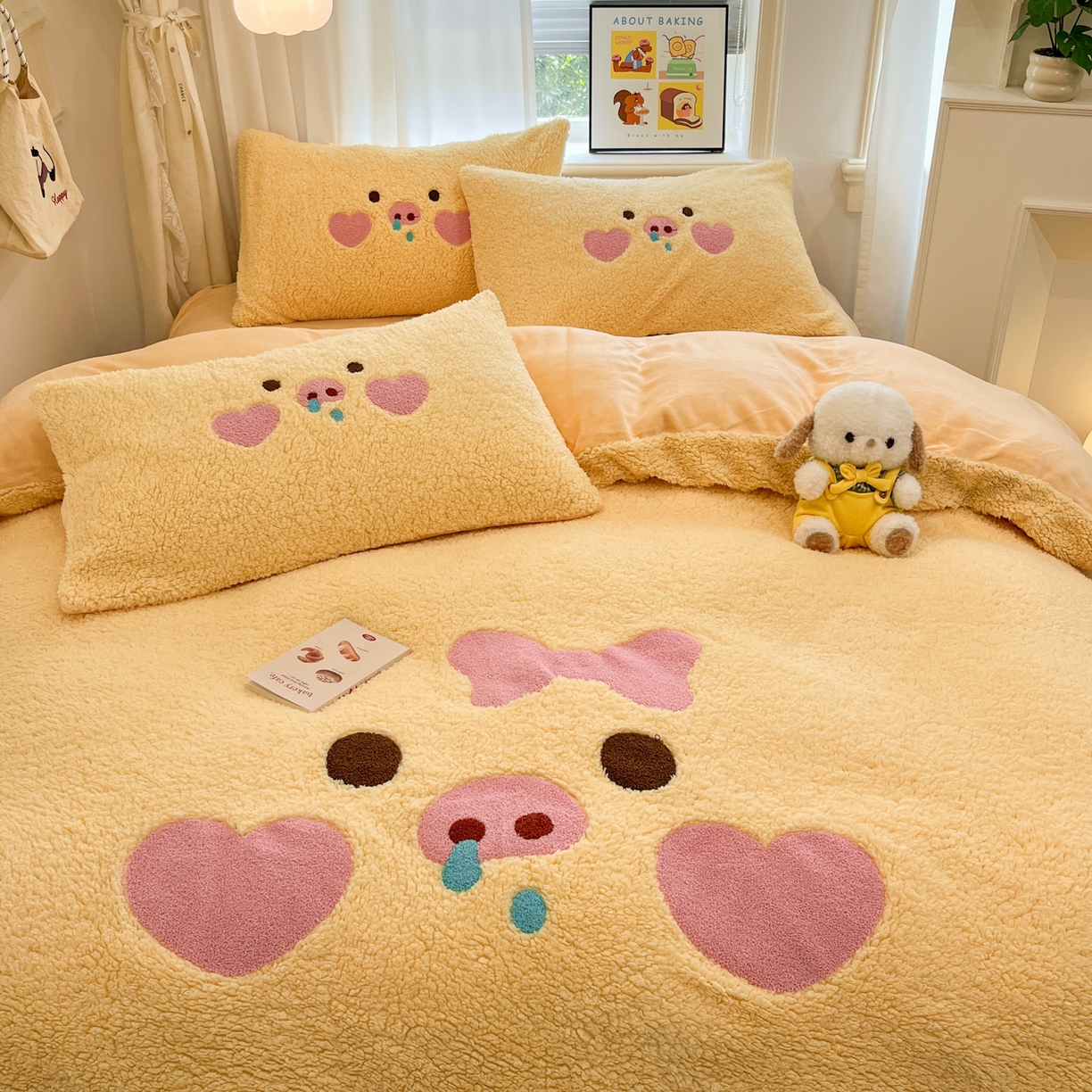 91家纺网 家纺一手货源 找家纺 乐坊 2025新款大阪羊羔绒牛奶绒卡通四件套冬季加厚保暖 爱心猪猪-黄