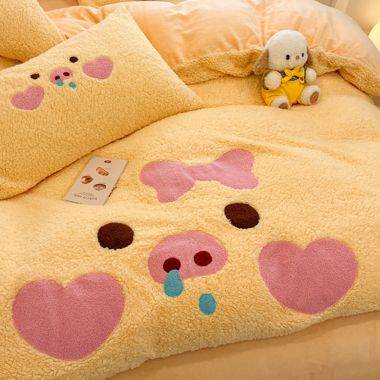 91家纺网 家纺一手货源 找家纺 乐坊 2025新款大阪羊羔绒牛奶绒卡通四件套冬季加厚保暖 爱心猪猪-黄