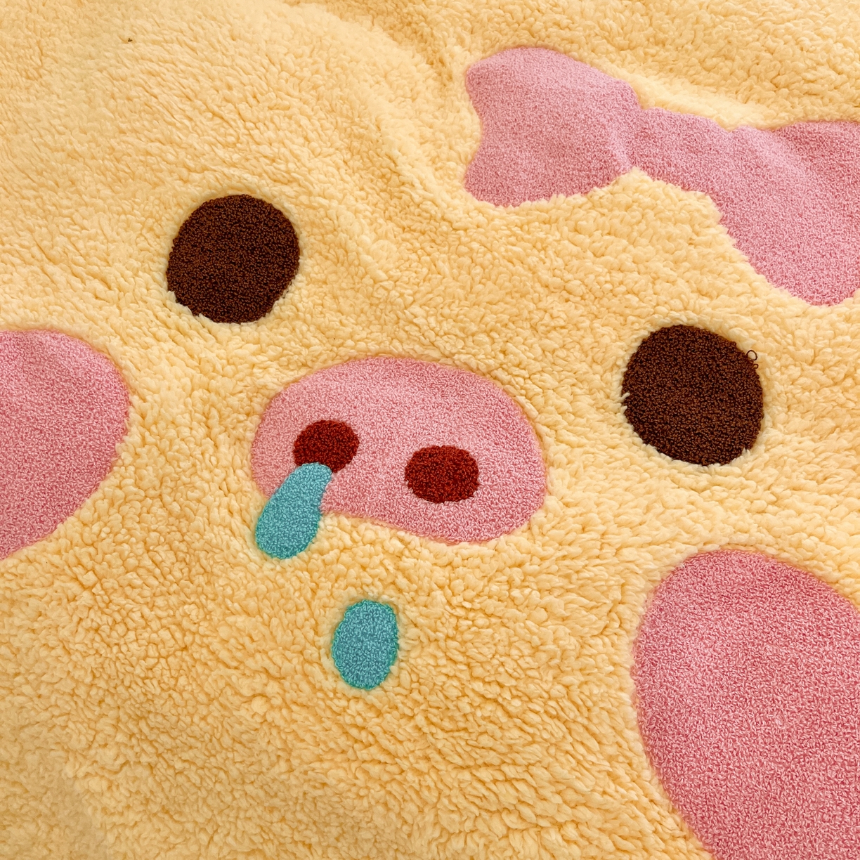 91家纺网 家纺一手货源 找家纺 乐坊 2025新款大阪羊羔绒牛奶绒卡通四件套冬季加厚保暖 爱心猪猪-黄