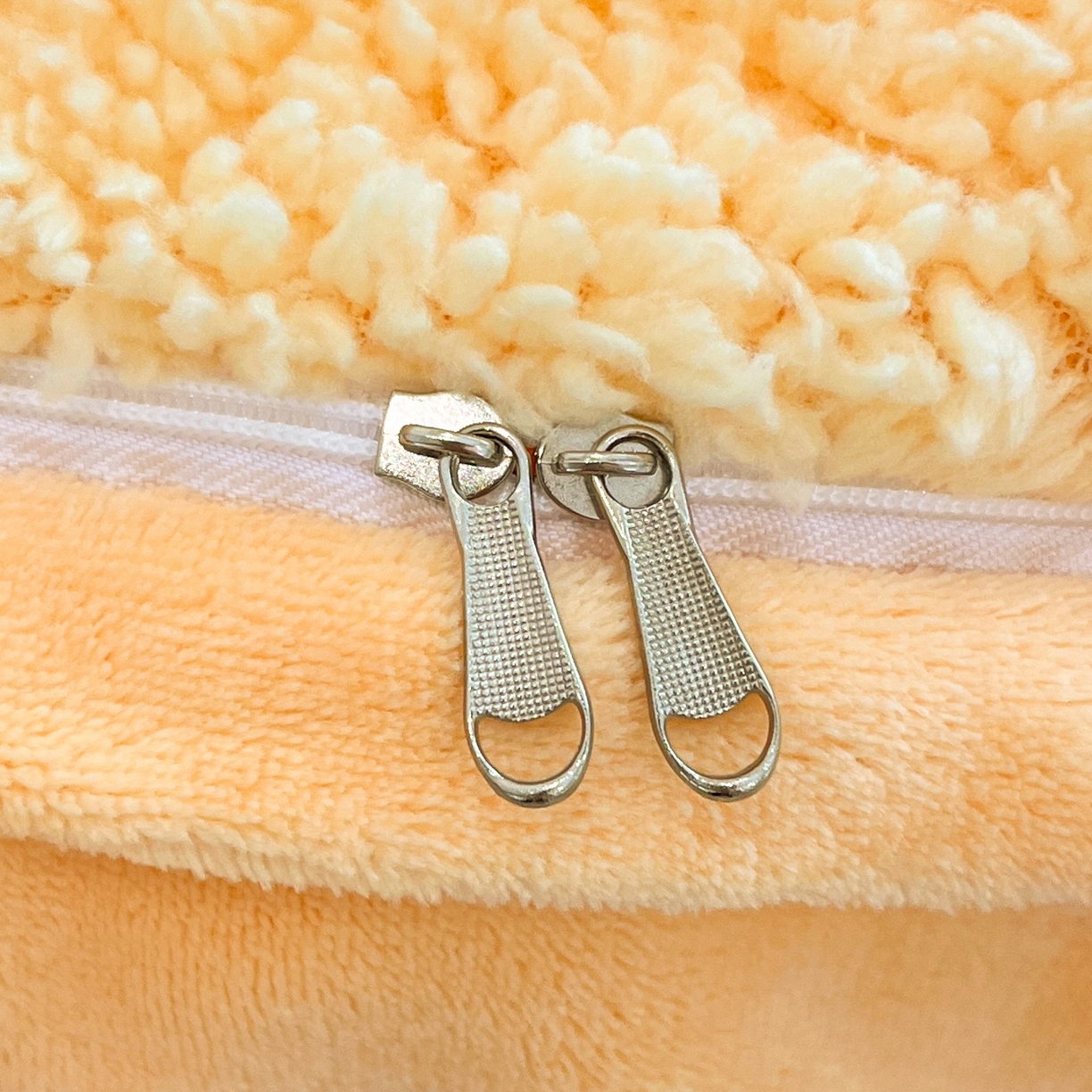 91家纺网 家纺一手货源 找家纺 乐坊 2025新款大阪羊羔绒牛奶绒卡通四件套冬季加厚保暖 爱心猪猪-黄