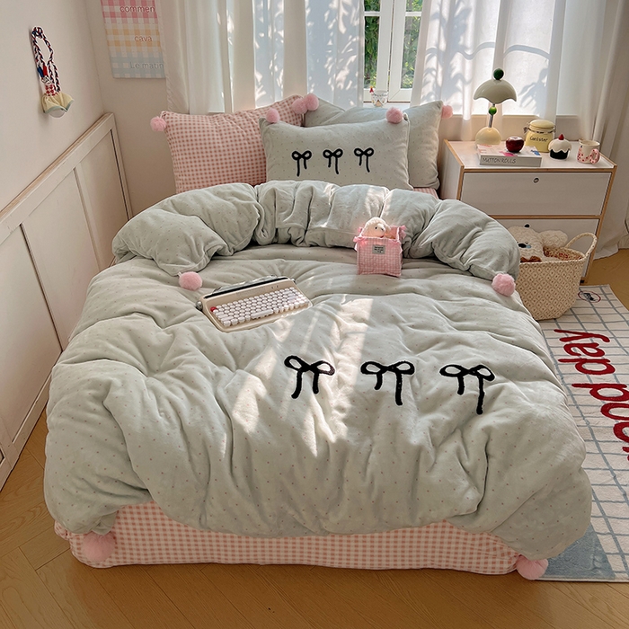 91家纺网 家纺一手货源 找家纺 （总）桃子家居 2025新款insA类少女甜心毛球混搭工艺蝴蝶结刺绣毛巾绣印花加厚牛奶绒四件套