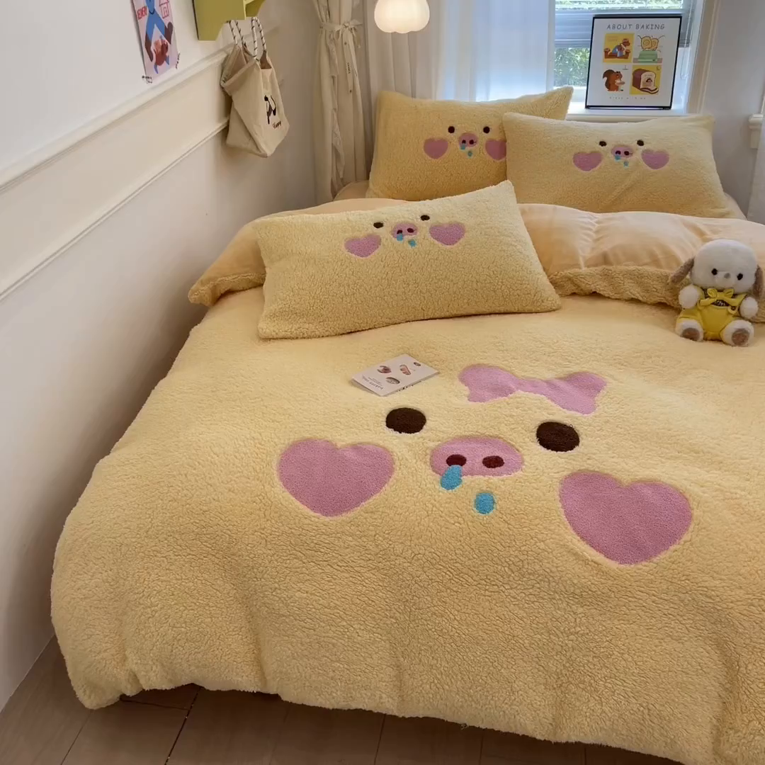 91家纺网 家纺一手货源 找家纺 乐坊 2025新款大阪羊羔绒牛奶绒卡通四件套冬季加厚保暖 爱心猪猪-黄