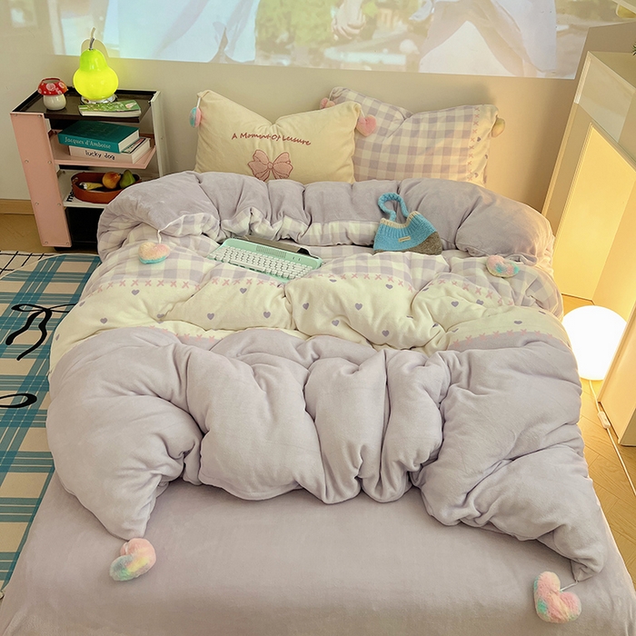 91家纺网 家纺一手货源 找家纺 （总）桃子家居 2025新款insA类少女甜心毛球混搭工艺蝴蝶结刺绣毛巾绣印花加厚牛奶绒四件套