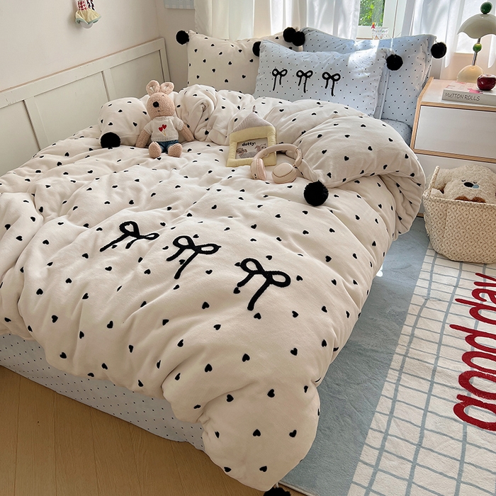 91家纺网 家纺一手货源 找家纺 桃子家居 2025新款insA类少女甜心毛球混搭工艺蝴蝶结刺绣毛巾绣印花加厚牛奶绒四件套 绒毛球-蝴蝶结白心奶蓝