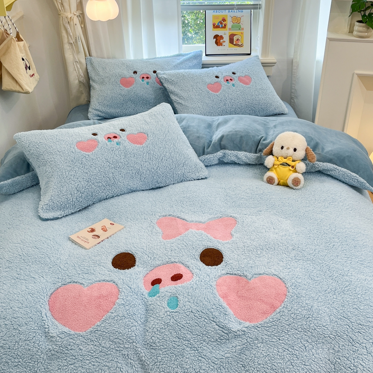 91家纺网 家纺一手货源 找家纺 乐坊 2025新款大阪羊羔绒牛奶绒卡通四件套冬季加厚保暖 爱心猪猪-蓝