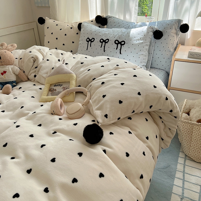 91家纺网 家纺一手货源 找家纺 桃子家居 2025新款insA类少女甜心毛球混搭工艺蝴蝶结刺绣毛巾绣印花加厚牛奶绒四件套 绒毛球-蝴蝶结白心奶蓝