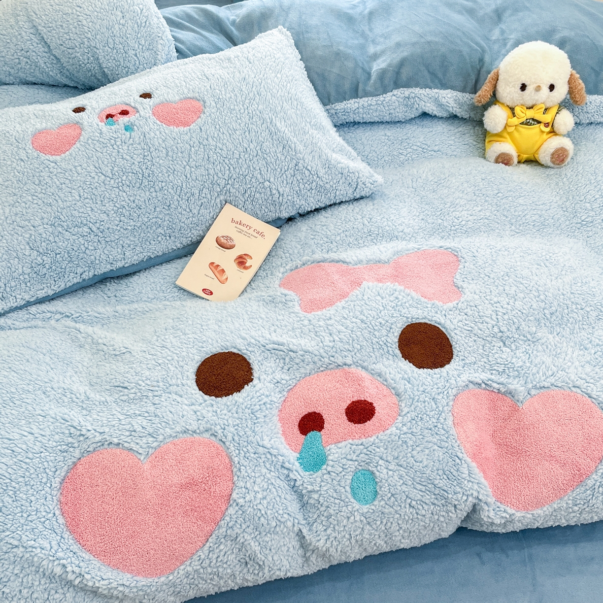 91家纺网 家纺一手货源 找家纺 乐坊 2025新款大阪羊羔绒牛奶绒卡通四件套冬季加厚保暖 爱心猪猪-蓝