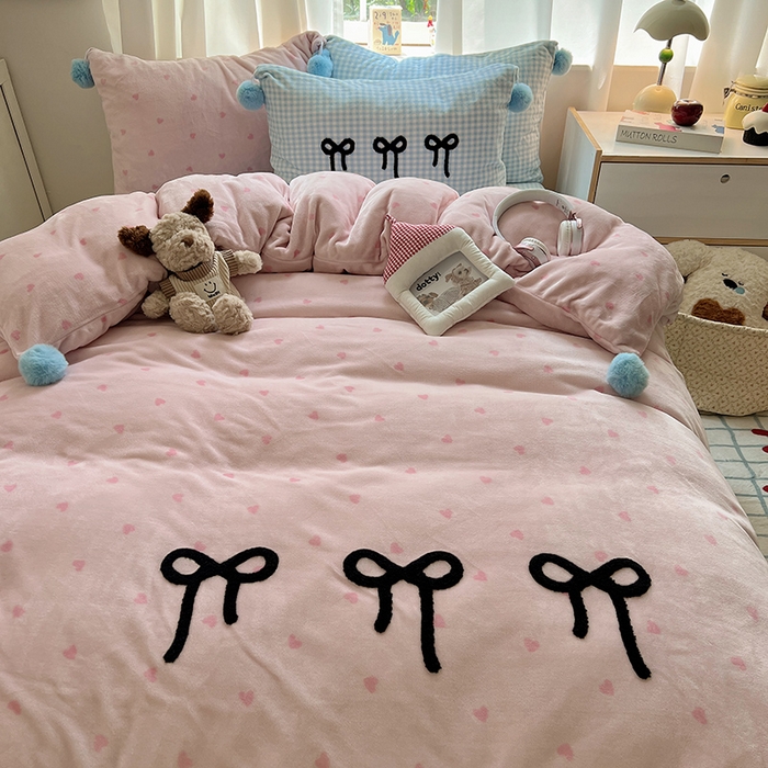 91家纺网 家纺一手货源 找家纺 桃子家居 2025新款insA类少女甜心毛球混搭工艺蝴蝶结刺绣毛巾绣印花加厚牛奶绒四件套 绒毛球-蝴蝶结草莓蓝格