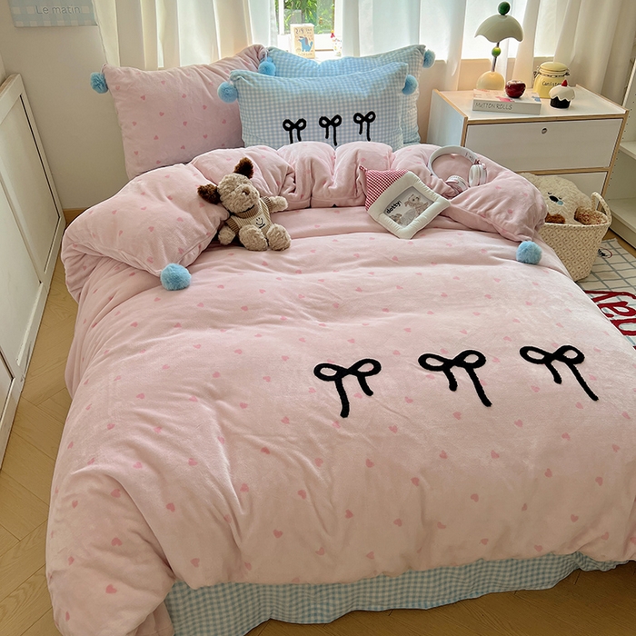 91家纺网 家纺一手货源 找家纺 桃子家居 2025新款insA类少女甜心毛球混搭工艺蝴蝶结刺绣毛巾绣印花加厚牛奶绒四件套 绒毛球-蝴蝶结草莓蓝格