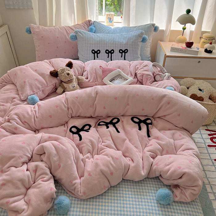 91家纺网 家纺一手货源 找家纺 桃子家居 2025新款insA类少女甜心毛球混搭工艺蝴蝶结刺绣毛巾绣印花加厚牛奶绒四件套 绒毛球-蝴蝶结草莓蓝格