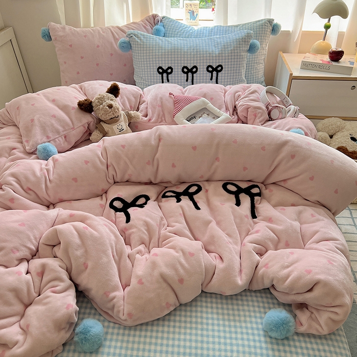 91家纺网 家纺一手货源 找家纺 桃子家居 2025新款insA类少女甜心毛球混搭工艺蝴蝶结刺绣毛巾绣印花加厚牛奶绒四件套 绒毛球-蝴蝶结草莓蓝格